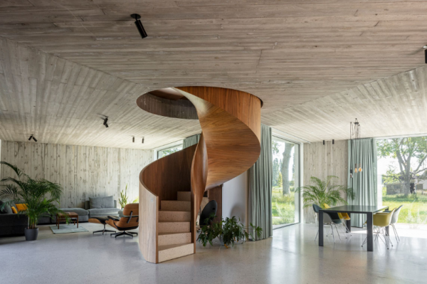 Tangga heliks dengan lampu langit-langit yang dramatis